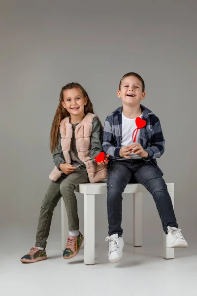 Pareja niña y niño en ropa de moda — Foto de Stock