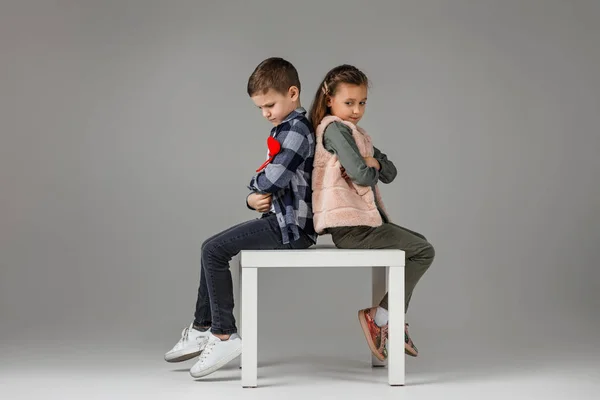 Pareja niña y niño en ropa de moda — Foto de Stock