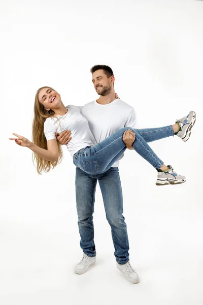 Muž drží přítelkyni na pažích — Stock fotografie