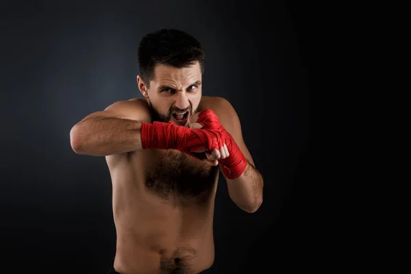 Boxeador lanzando un golpe feroz y poderoso . — Foto de Stock