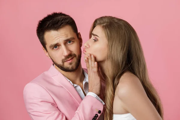 Vrouw wilt kussen haar vriend en hij wil niet. — Stockfoto