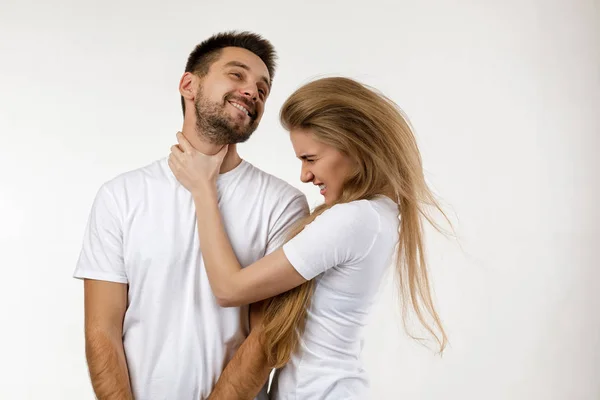 Mujer chistosamente estrangula hombre . — Foto de Stock