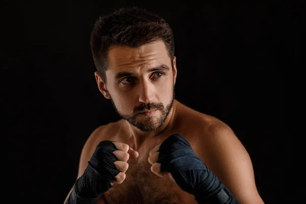 Hombre musculoso de boxeo listo para luchar . — Foto de Stock