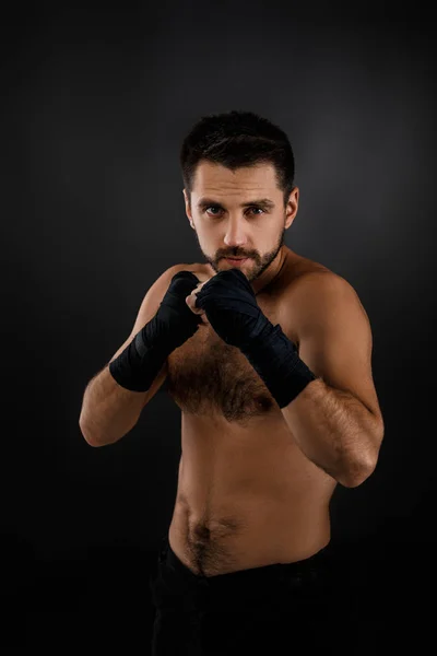 Hombre musculoso de boxeo listo para luchar . — Foto de Stock