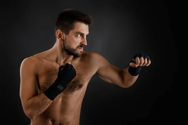 Boxer wirft einen heftigen und kraftvollen Schlag. — Stockfoto