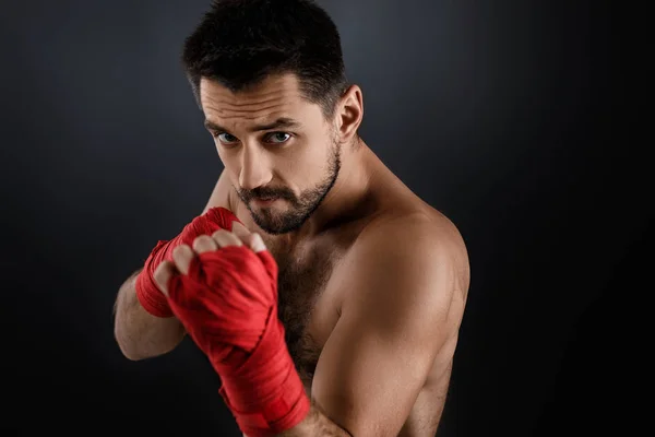 Hombre musculoso de boxeo listo para luchar . — Foto de Stock