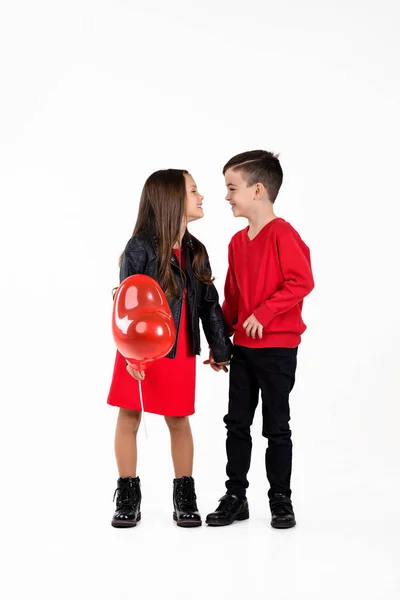 Niños felices con globo de corazón rojo — Foto de Stock