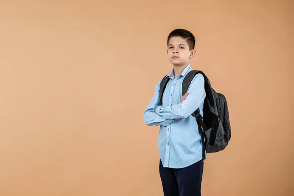 Liten söt skolpojke med grå ryggsäck — Stockfoto