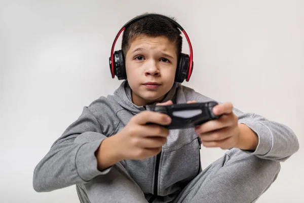 Kind jongen spelen van video games — Stockfoto