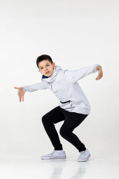 En liten hip-hop pojke som dansar — Stockfoto