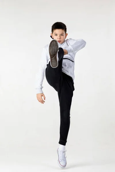 En liten hip-hop pojke som dansar — Stockfoto
