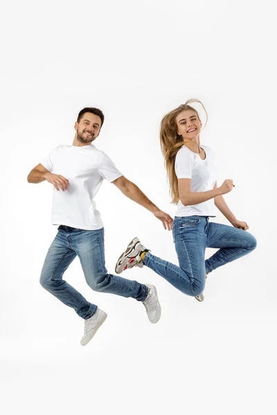 Retrato de longitud completa de la pareja en traje casual saltar — Foto de Stock