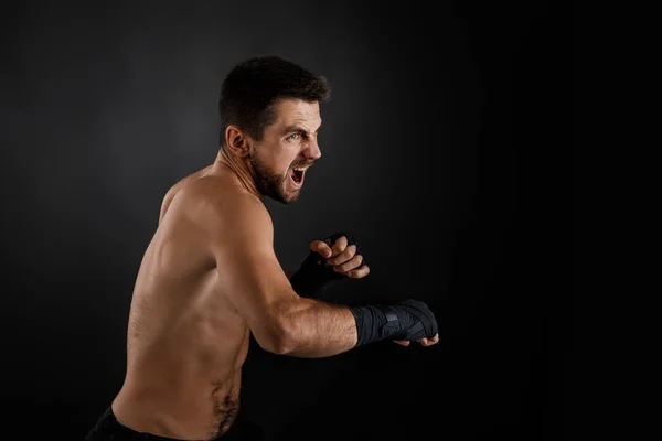 Boxeador lanzando un golpe feroz y poderoso . — Foto de Stock