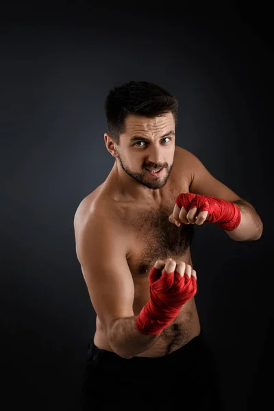 Boxer wirft einen heftigen und kraftvollen Schlag. — Stockfoto