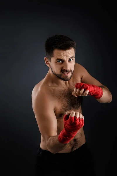 Boxeador lanzando un golpe feroz y poderoso . — Foto de Stock