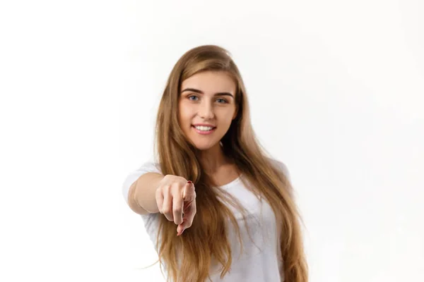 Sorrindo jovem mulher apontando dedo para você — Fotografia de Stock