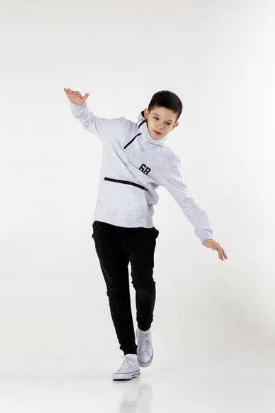 Mały hip-hop chłopiec taniec — Zdjęcie stockowe