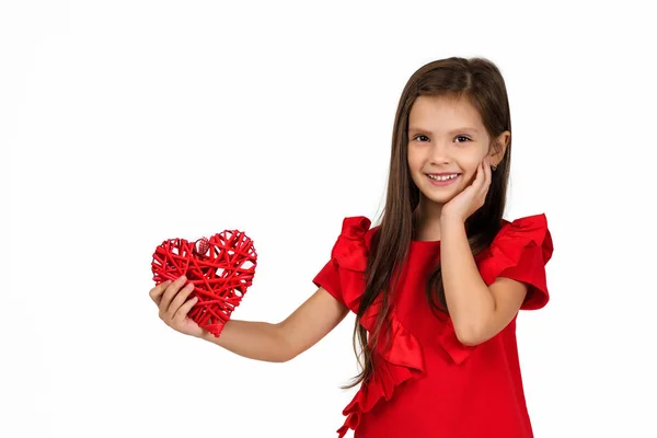 Alla hjärtans dag. leende barn flicka med rött hjärta — Stockfoto