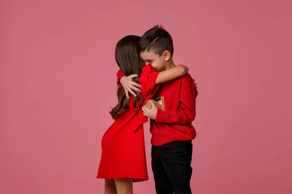 Bambino ragazza e ragazzo con regalo scatola abbraccio — Foto Stock