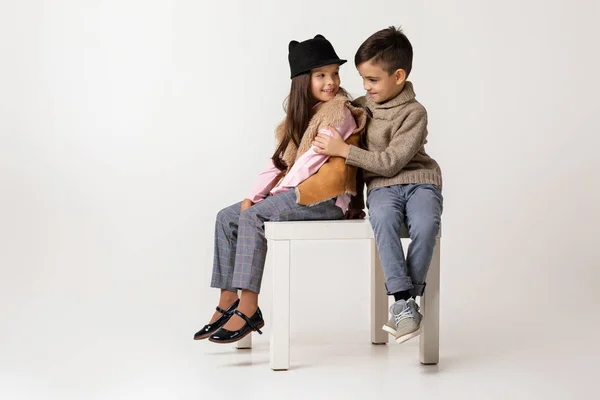 Söt snygg liten par barn flicka och pojke sitter tillsammans . — Stockfoto
