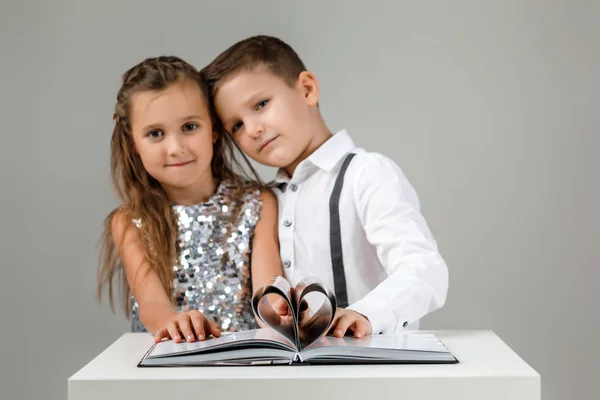 Libro de papel en forma de corazón y niño lindo — Foto de Stock