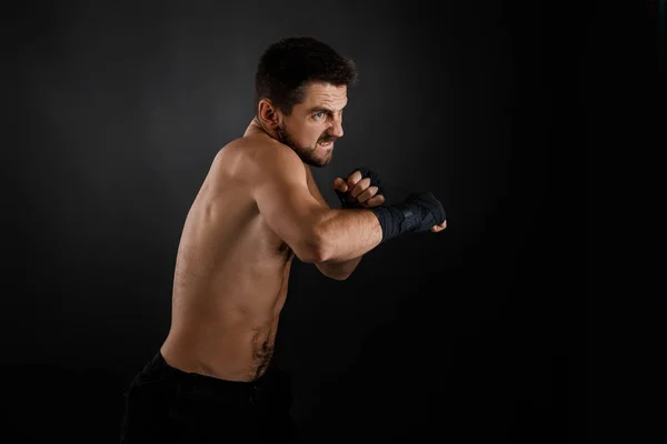 Boxer wirft einen heftigen und kraftvollen Schlag. — Stockfoto