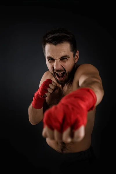 Boxeador lanzando un golpe feroz y poderoso . — Foto de Stock