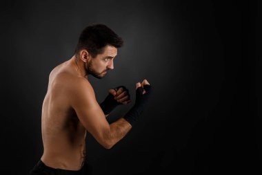 Boksör sert ve güçlü bir yumruk atıyor..