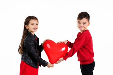 Mutlu çocuklar kırmızı kalp balonuyla