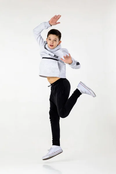 Liten pojke hoppar — Stockfoto