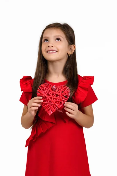 День валентинки. усміхнена дівчинка з червоним серцем — стокове фото