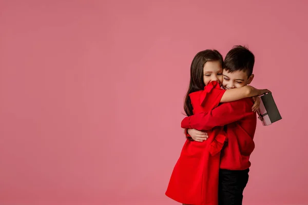 Niño niña y niño con caja de regalo abrazos — Foto de Stock