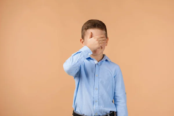 Mignon petit garçon enfant ferme les yeux avec sa main — Photo