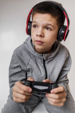 çocuk video oyunları oynuyor