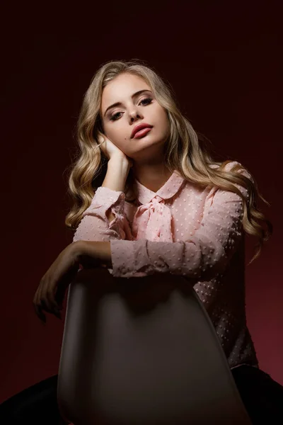 Lockige blonde Frau im rosa Hemd — Stockfoto