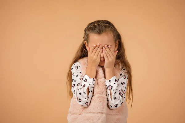 Carino bambina chiude gli occhi con la mano — Foto Stock