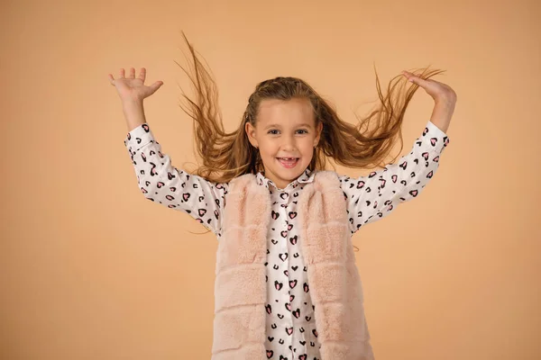 Дитина з літаючим волоссям — стокове фото