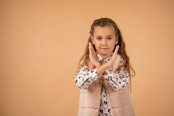 Linda niña haciendo gesto de parada — Foto de Stock