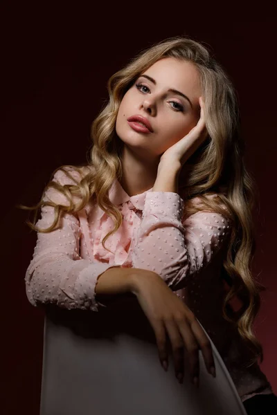 Göndör szőke nő rózsaszín ingben — Stock Fotó