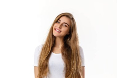 mutlu genç gülümseyen