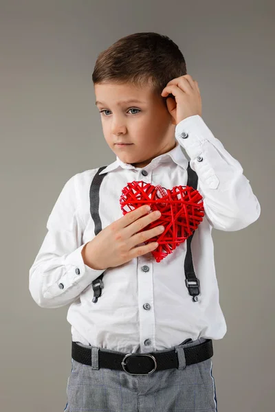 Dia dos Namorados. menino sorridente com coração vermelho — Fotografia de Stock
