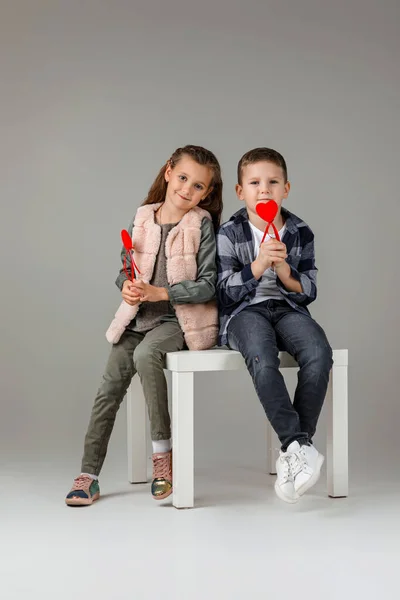 Pareja niña y niño en ropa de moda — Foto de Stock