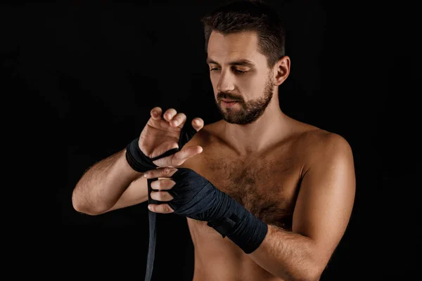 Muskulöser Boxer mit schwarzem Riemen am Handgelenk — Stockfoto