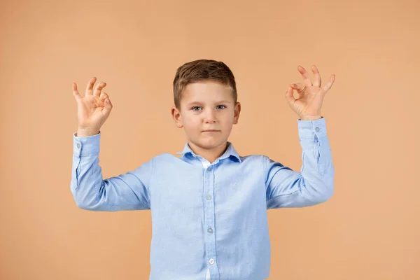 Bonito menino em camisa fazendo Ok gesto — Fotografia de Stock