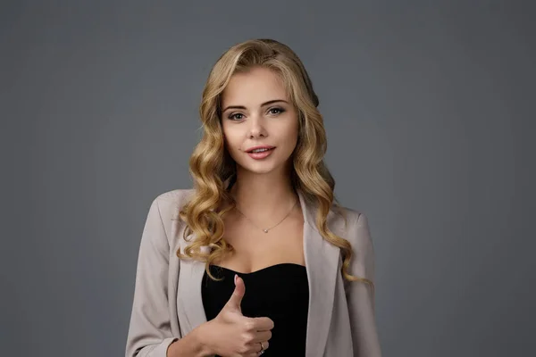 Retrato de jovem bela mulher mostrando polegares para cima — Fotografia de Stock