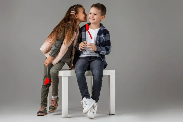 Pareja niña y niño en ropa de moda — Foto de Stock