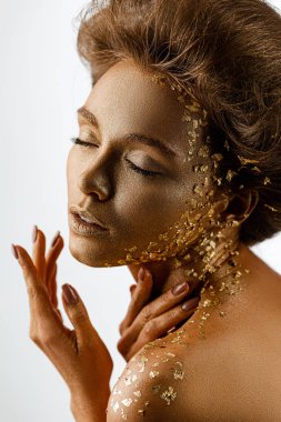 Tatilde altın gibi parlak profesyonel makyajlı bir kız..