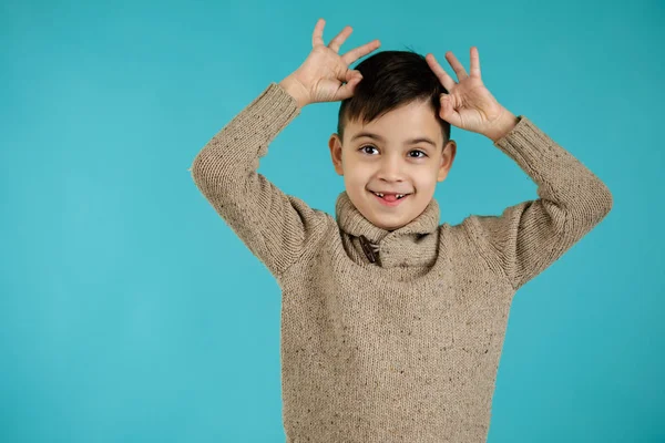 Bonito menino em t-shirt fazendo ok gesto — Fotografia de Stock