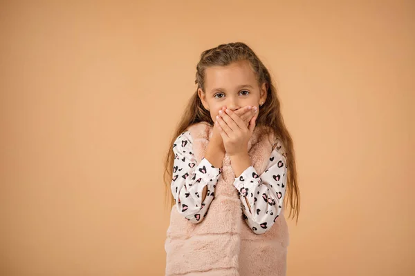 Barnet stänger munnen med handen — Stockfoto