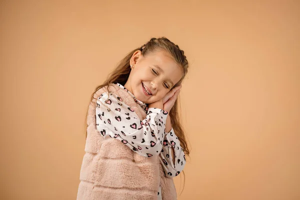 Roztomilé malé dítě dívka dělá spací gesto — Stock fotografie